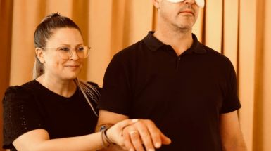 Zwei Teilnehmende der Wise Leader Jahresbegleitung bei einer Vertrauensübung mit Augenmaske in Karlsruhe