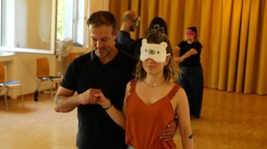 Teilnehmende der Wise Leader Jahresbegleitung bei einer Vertrauensübung mit Augenmasken während eines Live-Tages in Karlsruhe